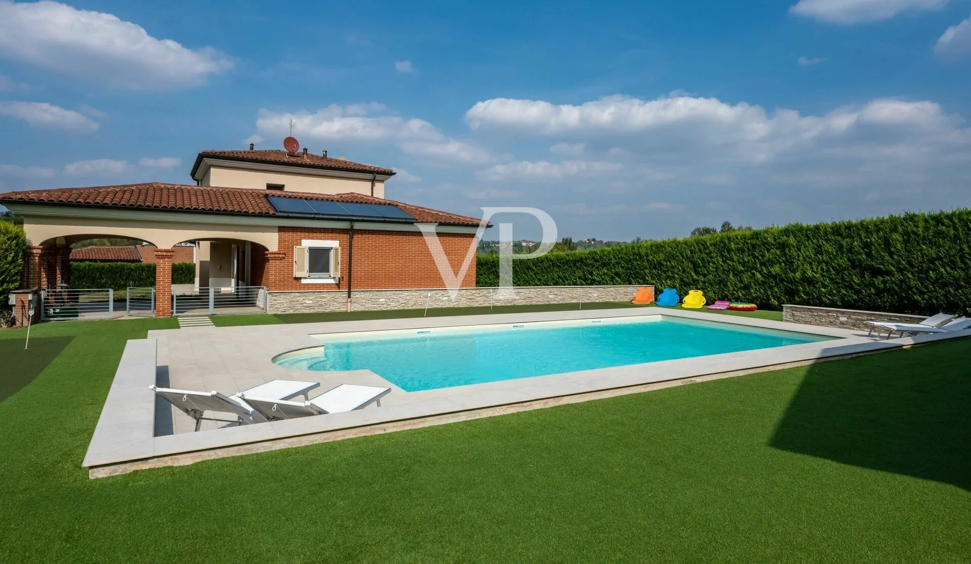 Elegante e moderna villa con piscina