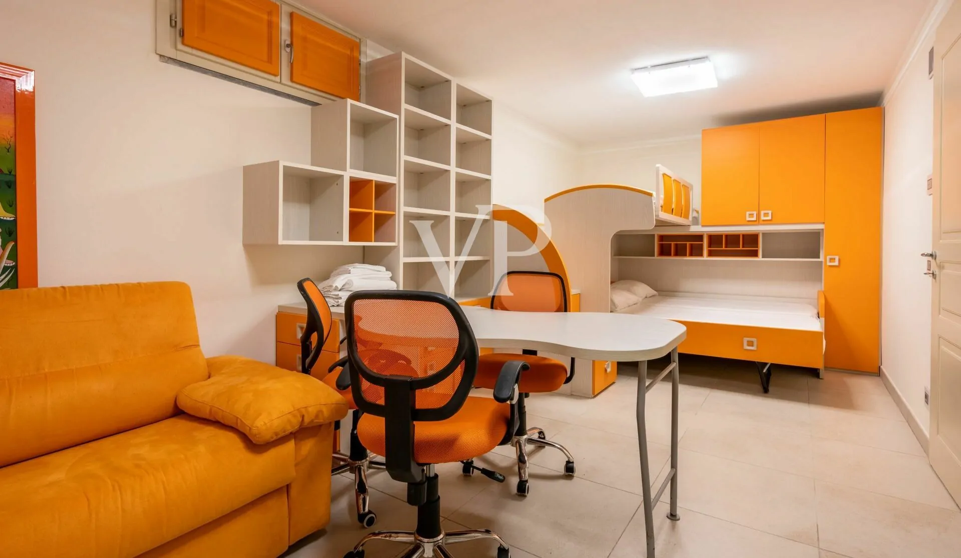 Elegante e moderna villa con piscina