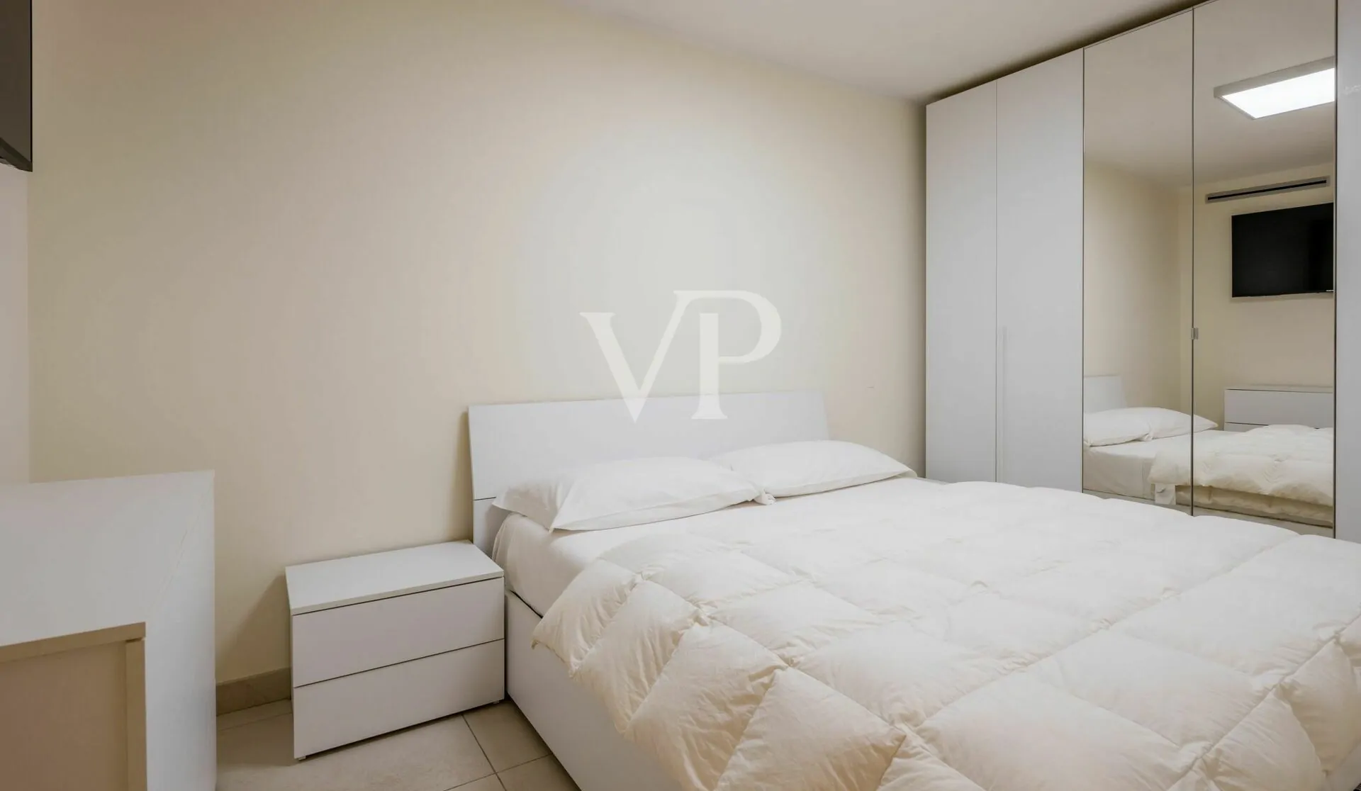 Elegante e moderna villa con piscina