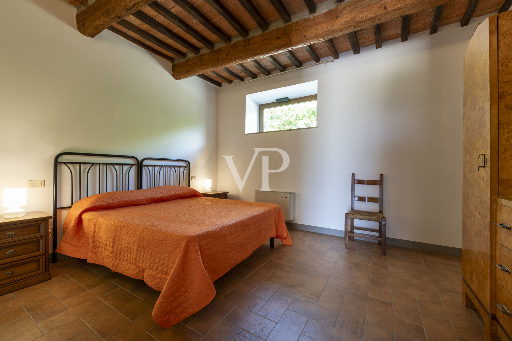 Finely restored farmhouse with vineyard in Montalcino