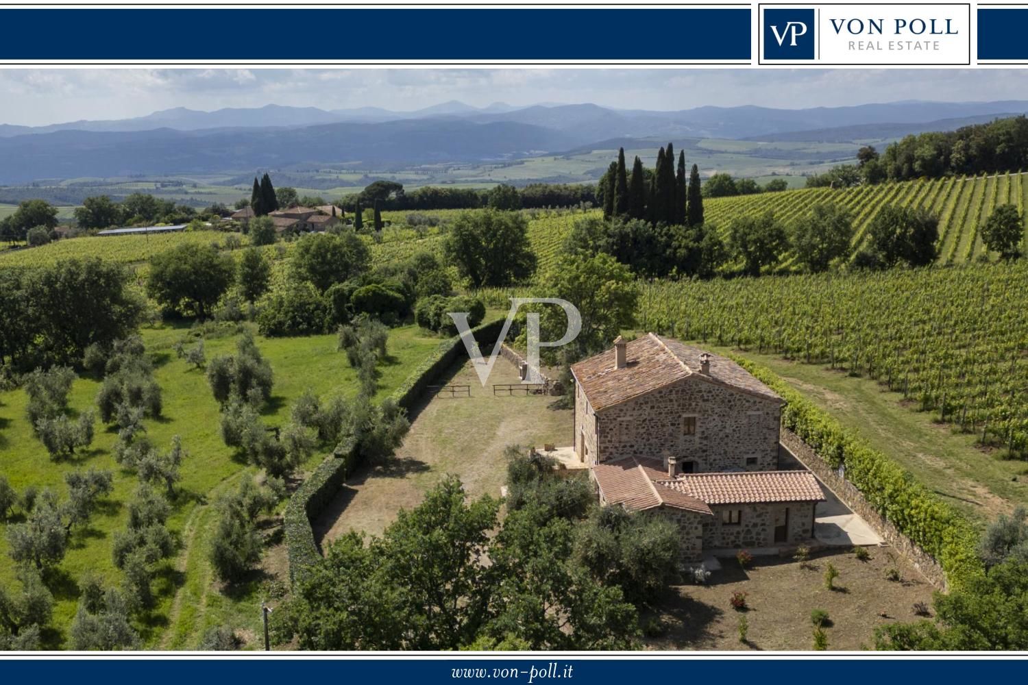 Finely restored farmhouse with vineyard in Montalcino