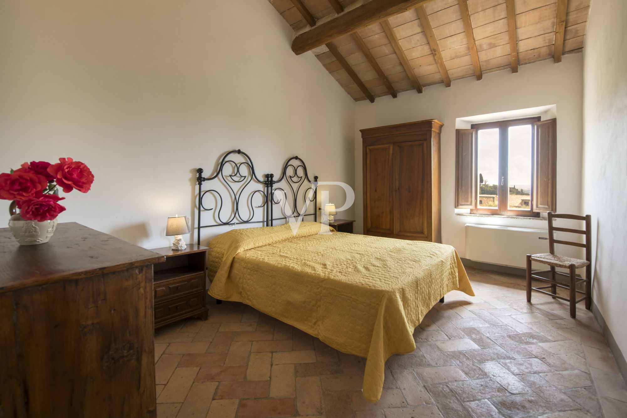 Finely restored farmhouse with vineyard in Montalcino