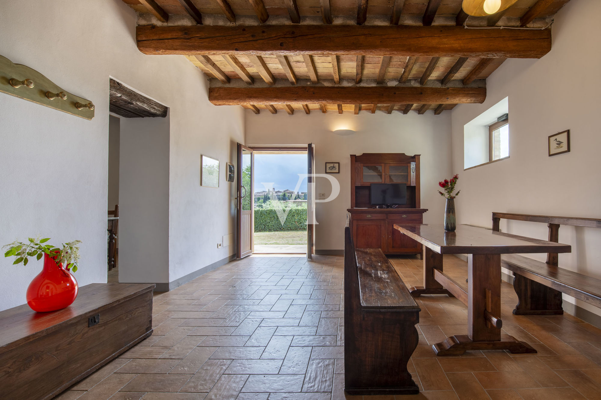 Finely restored farmhouse with vineyard in Montalcino