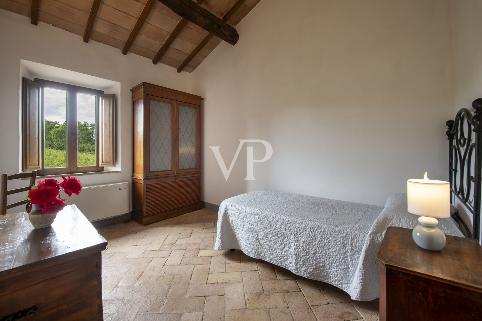 Finely restored farmhouse with vineyard in Montalcino