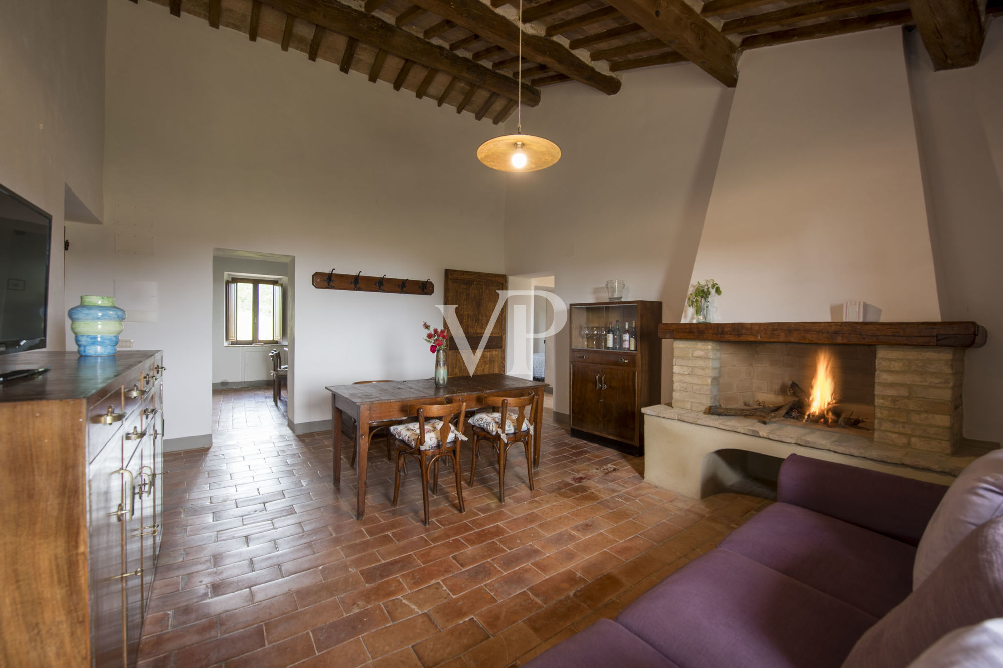 Finely restored farmhouse with vineyard in Montalcino