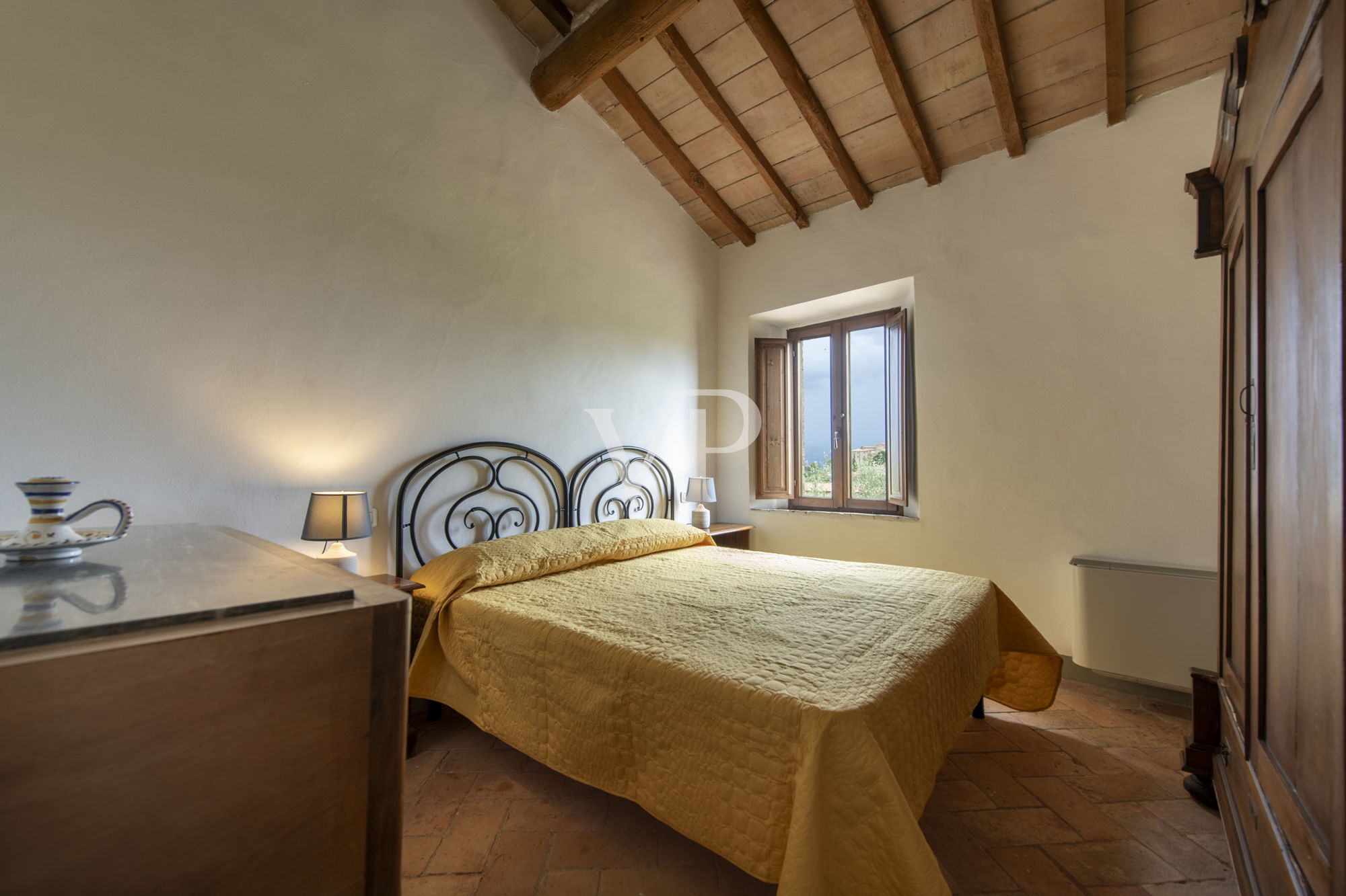 Finely restored farmhouse with vineyard in Montalcino