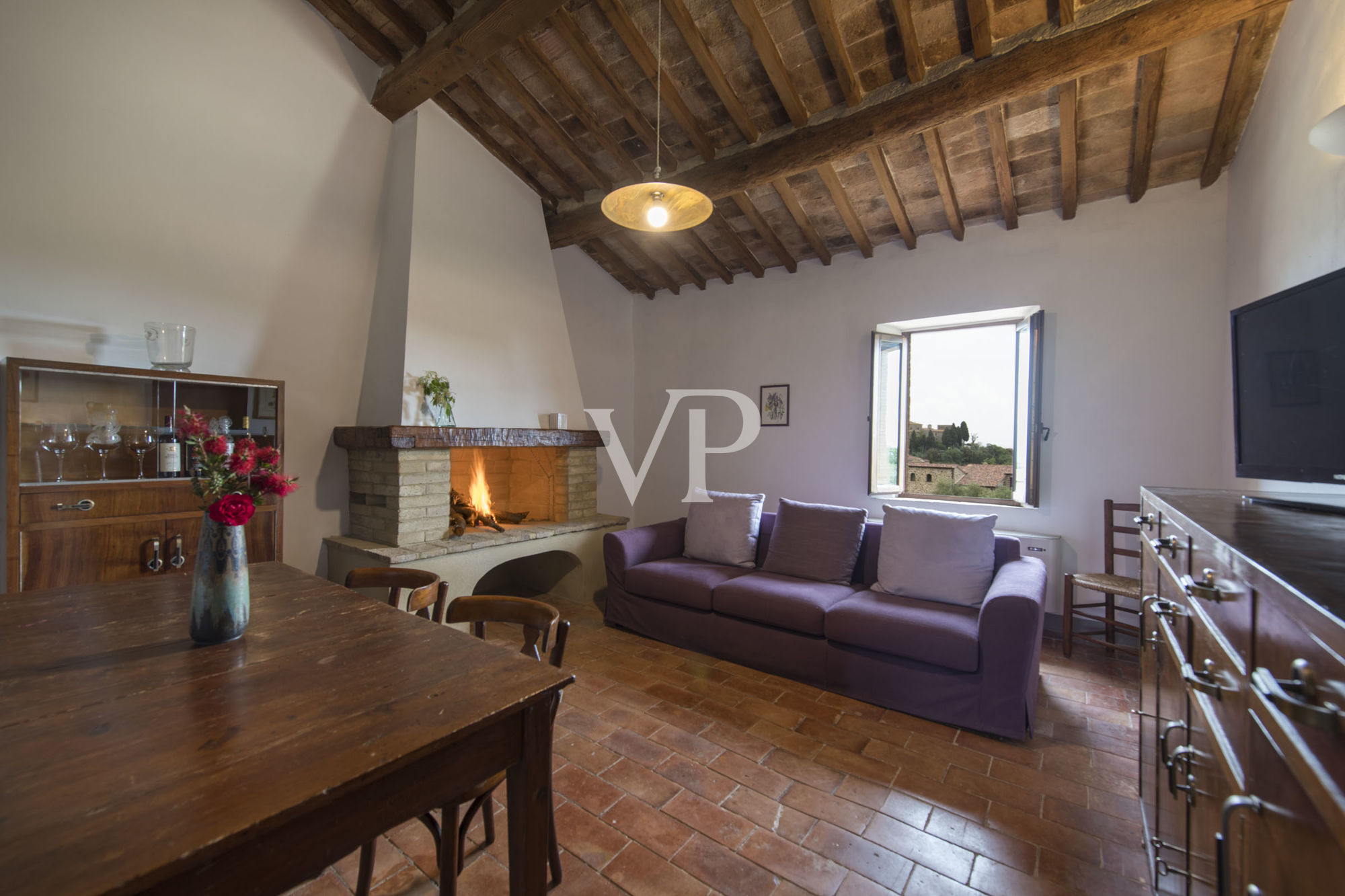 Finely restored farmhouse with vineyard in Montalcino