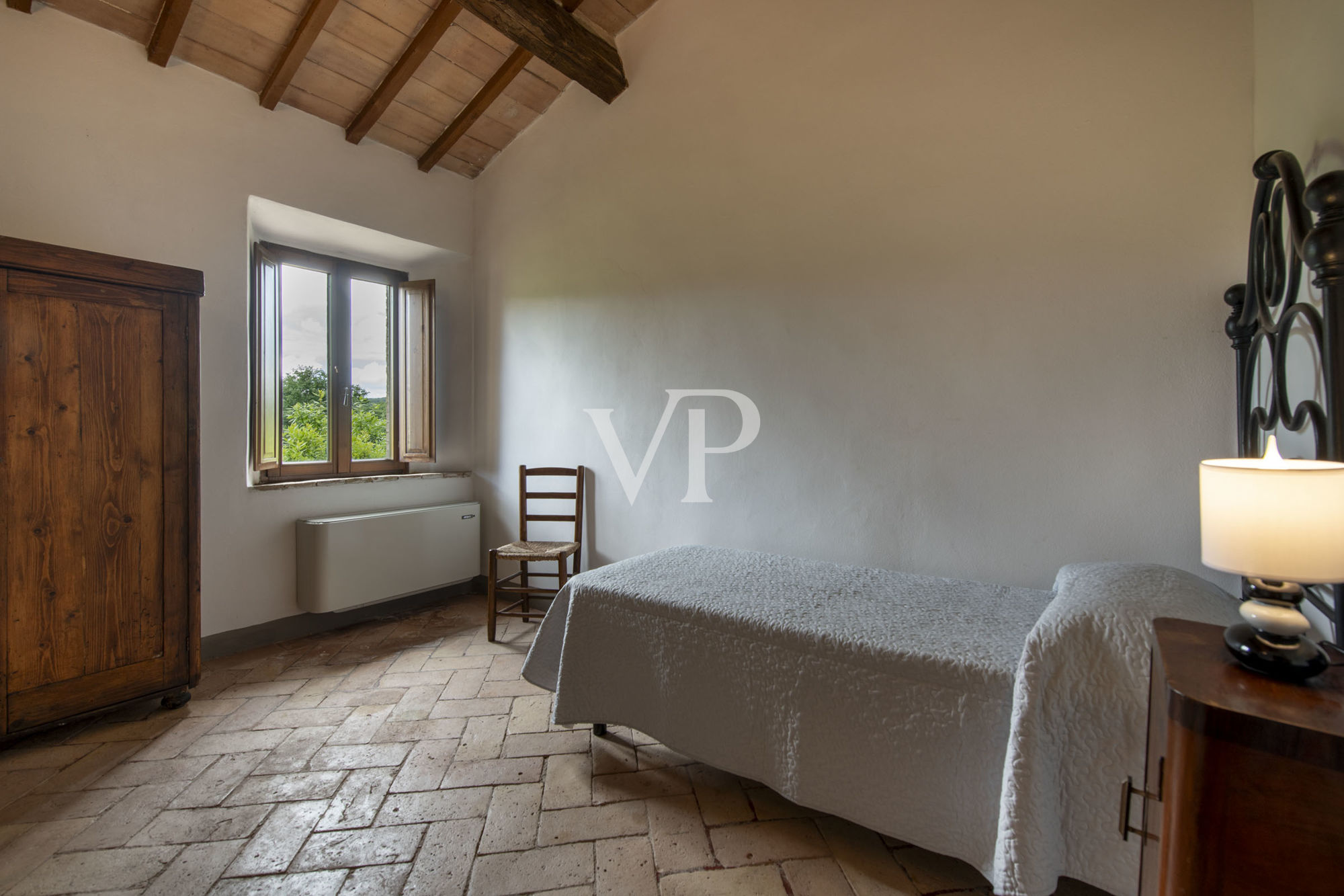 Finely restored farmhouse with vineyard in Montalcino