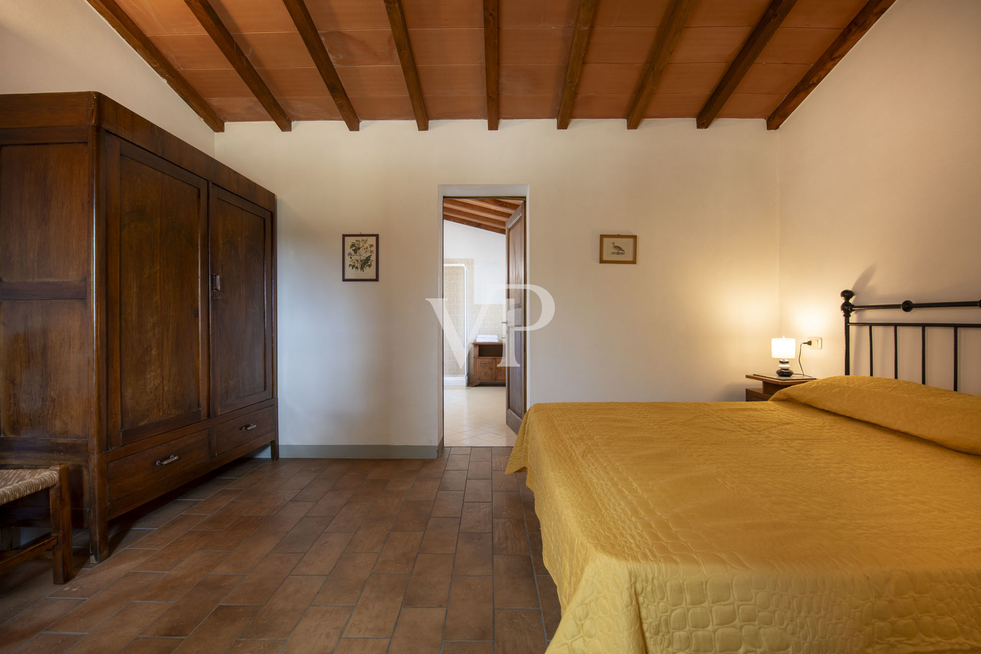 Finely restored farmhouse with vineyard in Montalcino