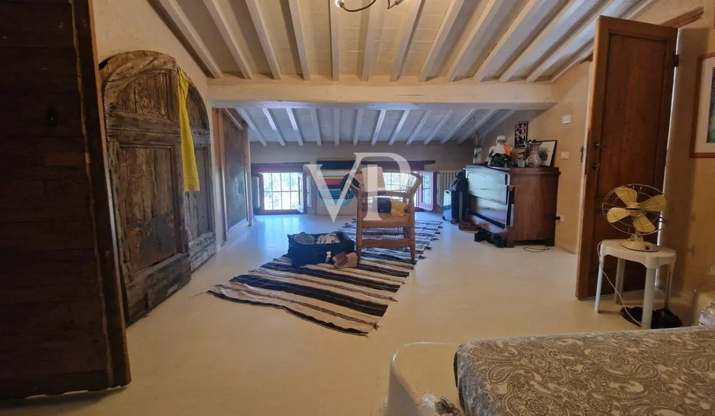 Schönes Bauernhaus in den Hügeln von Camaiore mit Meerblick