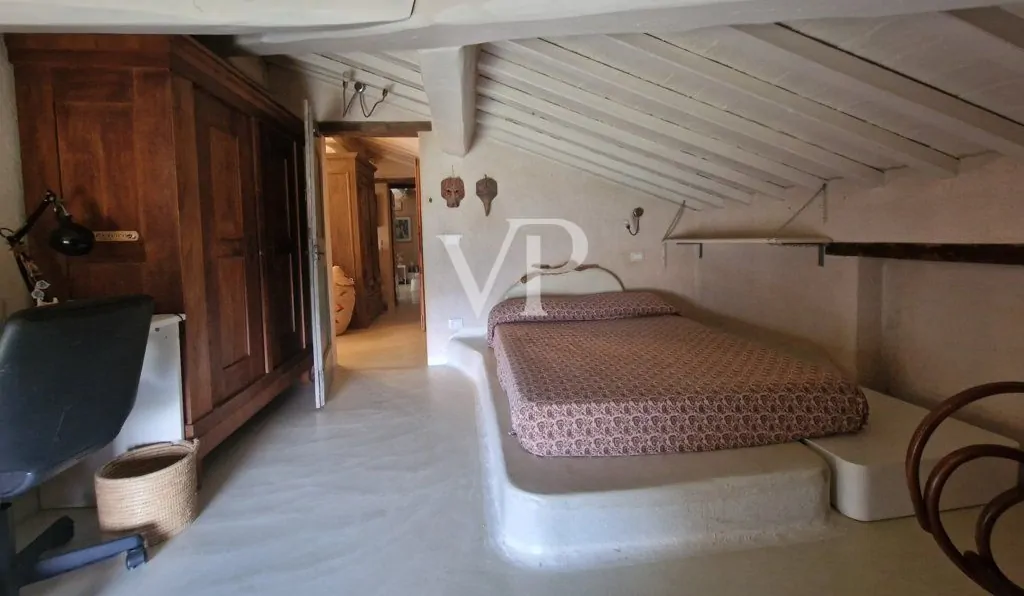 Schönes Bauernhaus in den Hügeln von Camaiore mit Meerblick