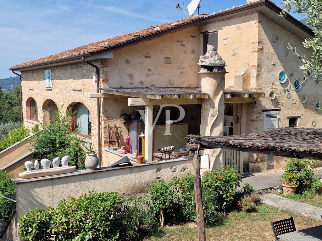 Schönes Bauernhaus in den Hügeln von Camaiore mit Meerblick