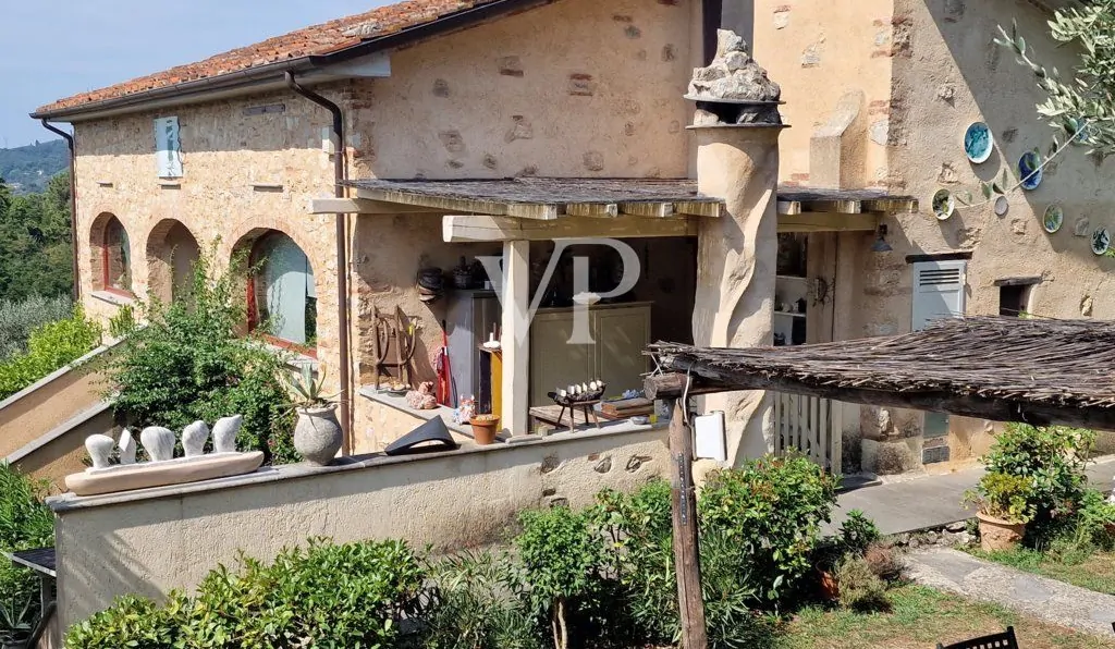 Schönes Bauernhaus in den Hügeln von Camaiore mit Meerblick