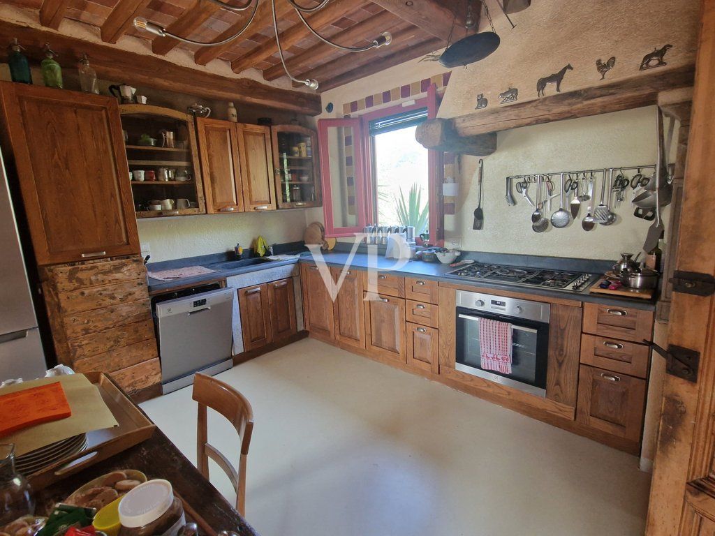 Schönes Bauernhaus in den Hügeln von Camaiore mit Meerblick