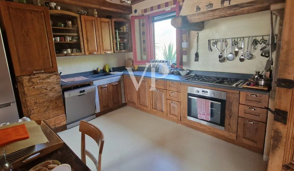 Schönes Bauernhaus in den Hügeln von Camaiore mit Meerblick