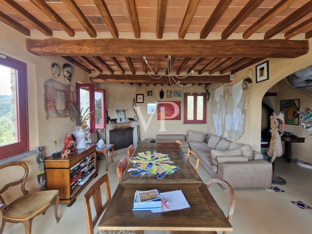 Schönes Bauernhaus in den Hügeln von Camaiore mit Meerblick