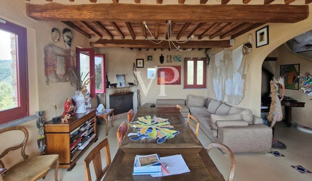 Schönes Bauernhaus in den Hügeln von Camaiore mit Meerblick