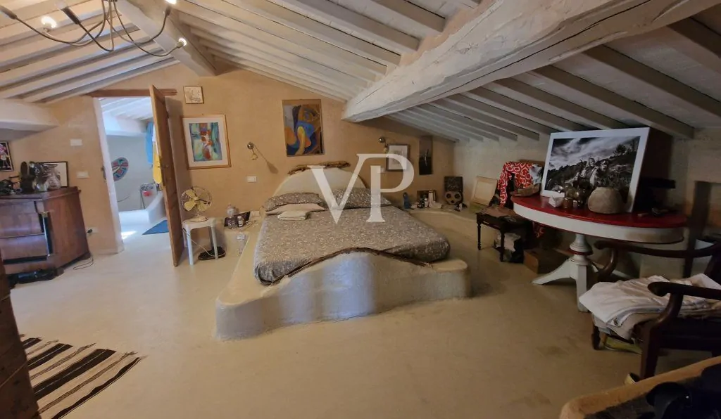 Schönes Bauernhaus in den Hügeln von Camaiore mit Meerblick