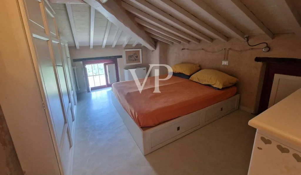 Schönes Bauernhaus in den Hügeln von Camaiore mit Meerblick