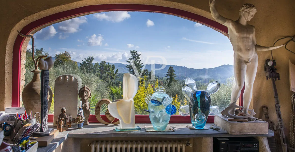 Schönes Bauernhaus in den Hügeln von Camaiore mit Meerblick