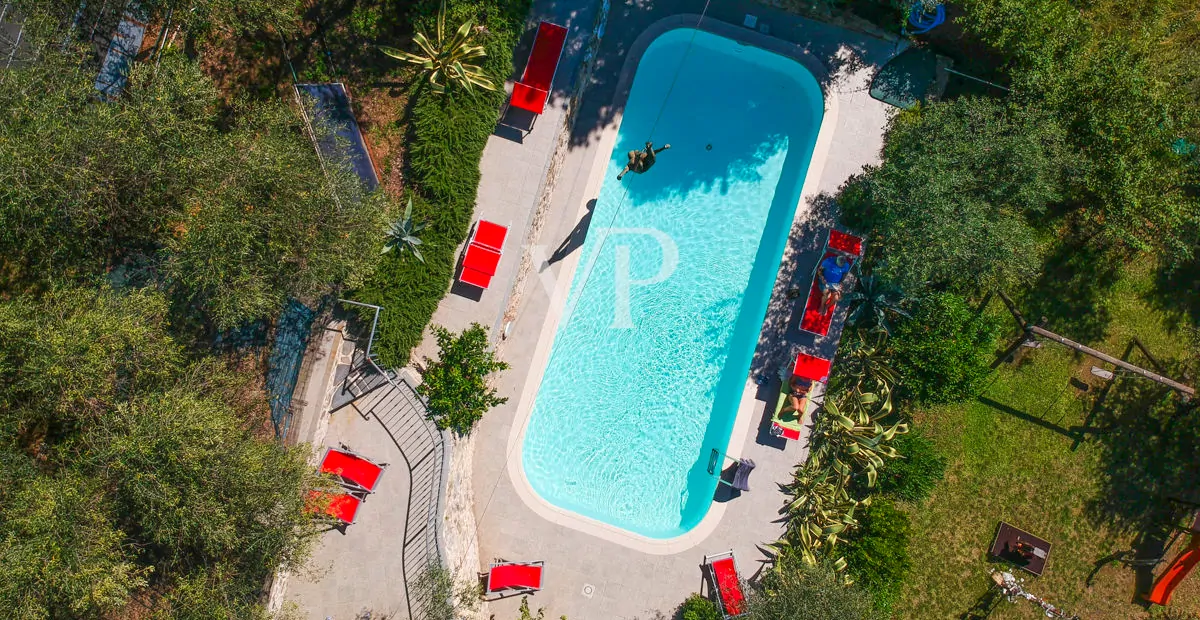 Schönes Bauernhaus in den Hügeln von Camaiore mit Meerblick