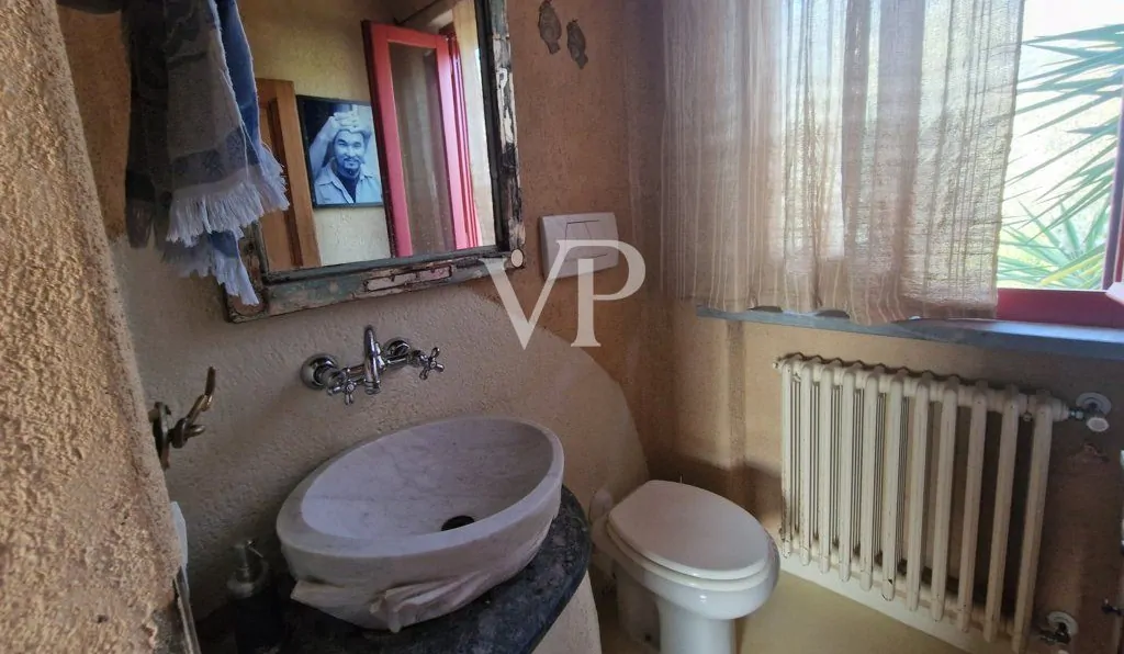 Schönes Bauernhaus in den Hügeln von Camaiore mit Meerblick