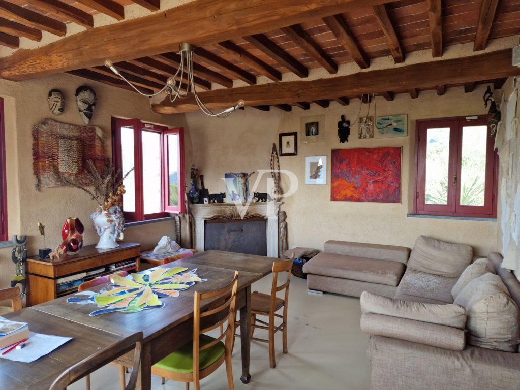 Schönes Bauernhaus in den Hügeln von Camaiore mit Meerblick