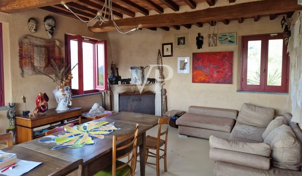Schönes Bauernhaus in den Hügeln von Camaiore mit Meerblick