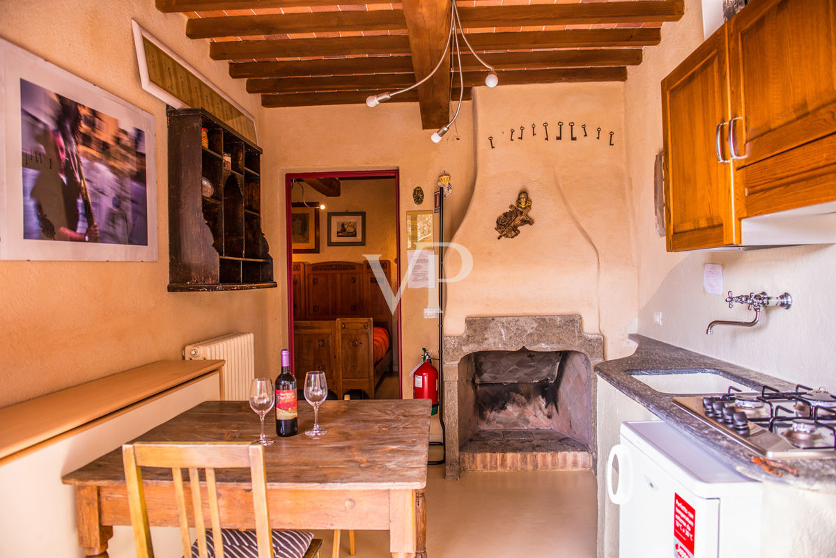 Schönes Bauernhaus in den Hügeln von Camaiore mit Meerblick