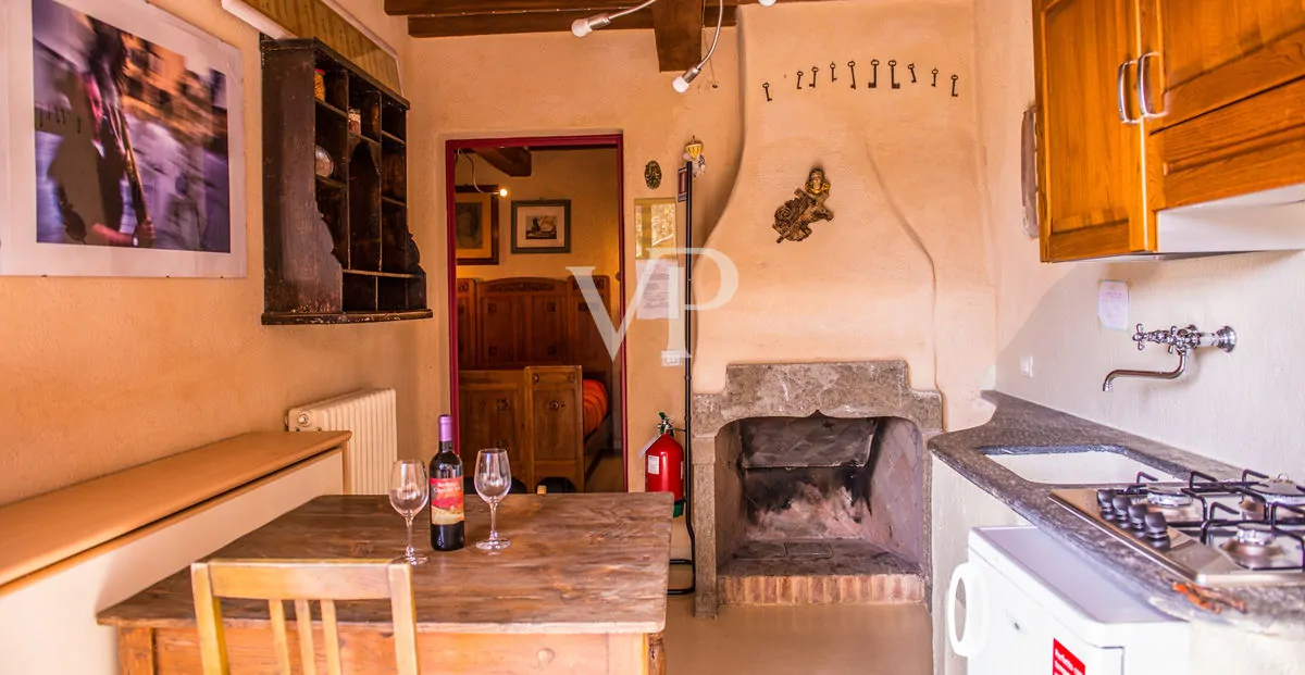 Schönes Bauernhaus in den Hügeln von Camaiore mit Meerblick