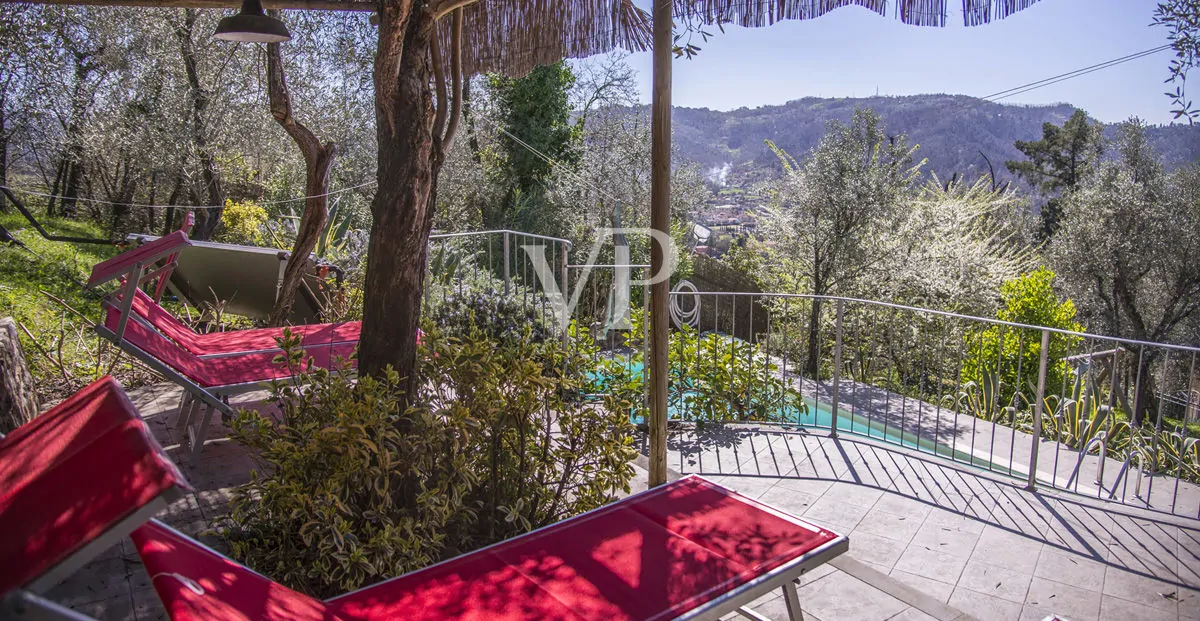 Schönes Bauernhaus in den Hügeln von Camaiore mit Meerblick