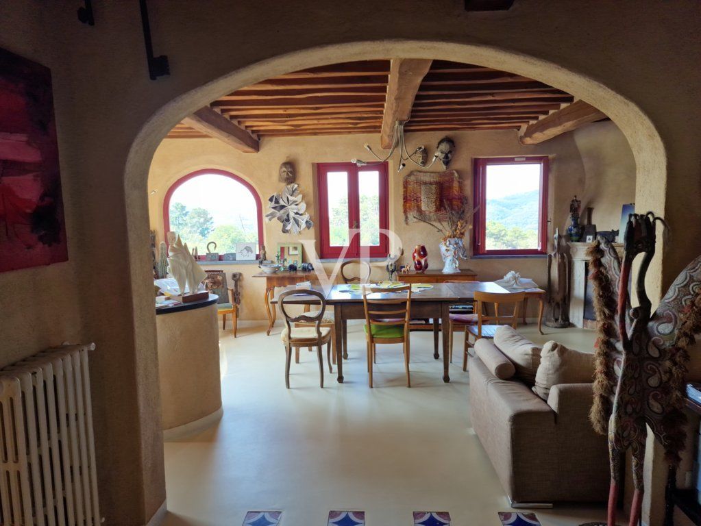 Schönes Bauernhaus in den Hügeln von Camaiore mit Meerblick