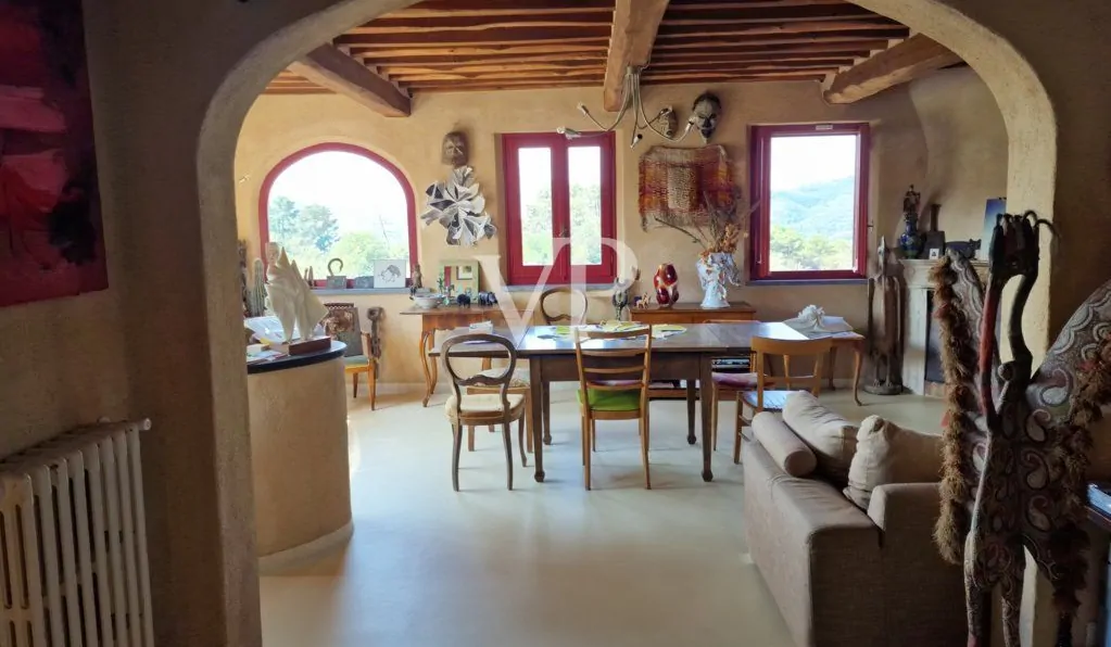 Schönes Bauernhaus in den Hügeln von Camaiore mit Meerblick