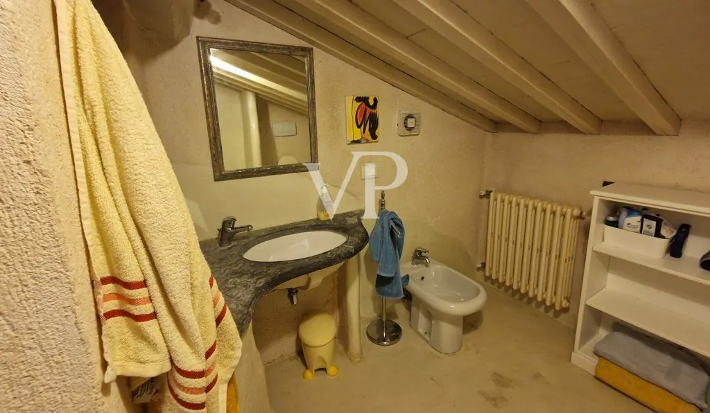 Schönes Bauernhaus in den Hügeln von Camaiore mit Meerblick