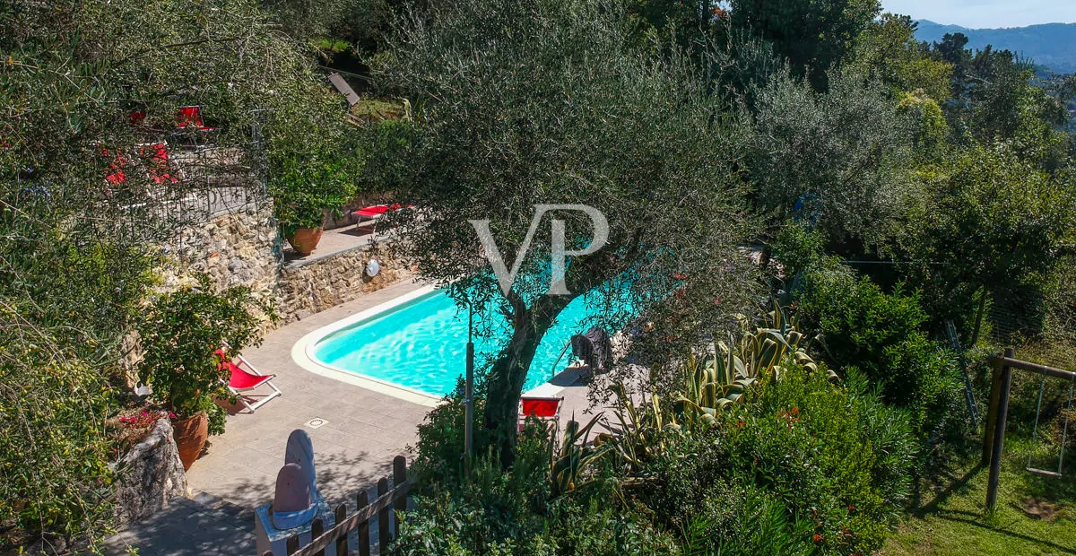 Schönes Bauernhaus in den Hügeln von Camaiore mit Meerblick
