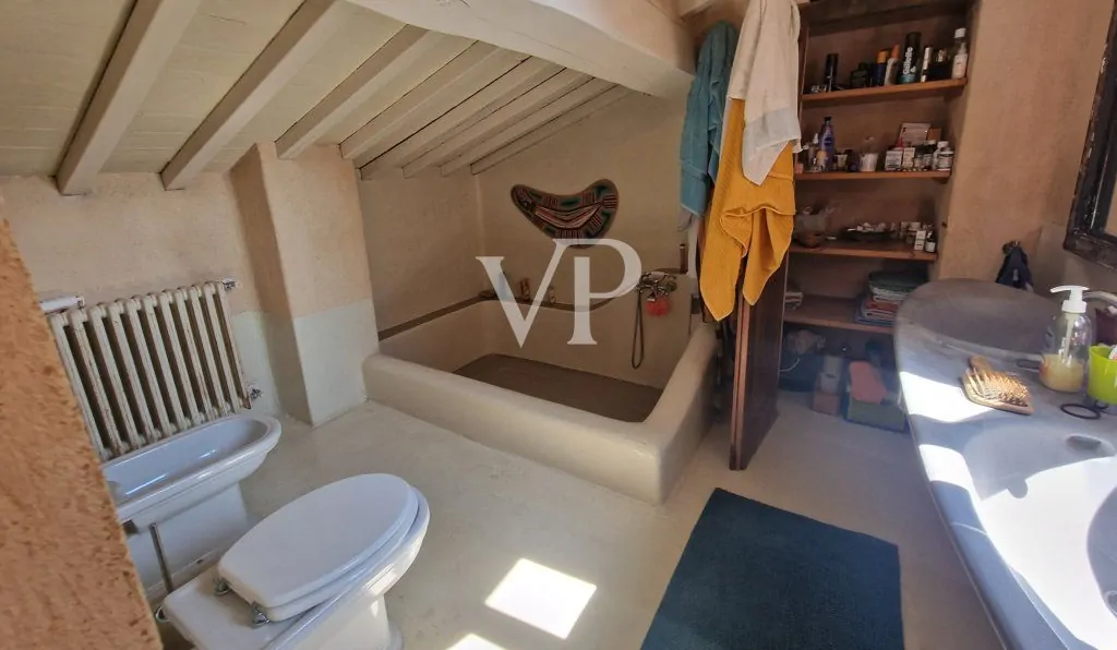 Schönes Bauernhaus in den Hügeln von Camaiore mit Meerblick