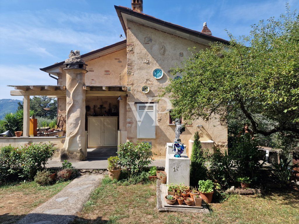 Schönes Bauernhaus in den Hügeln von Camaiore mit Meerblick