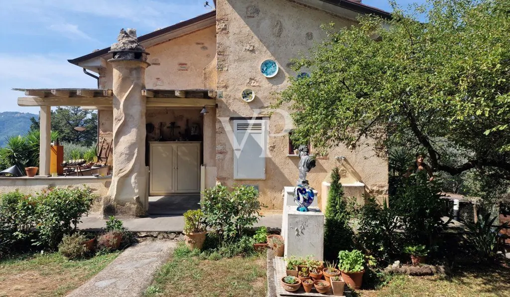 Schönes Bauernhaus in den Hügeln von Camaiore mit Meerblick