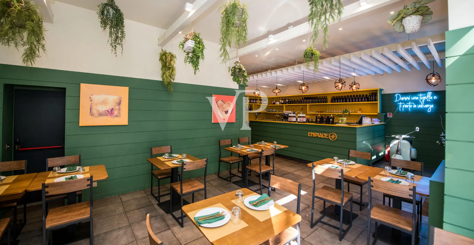 Geschäft mit zwei Fenstern in der Viale Monte Nero