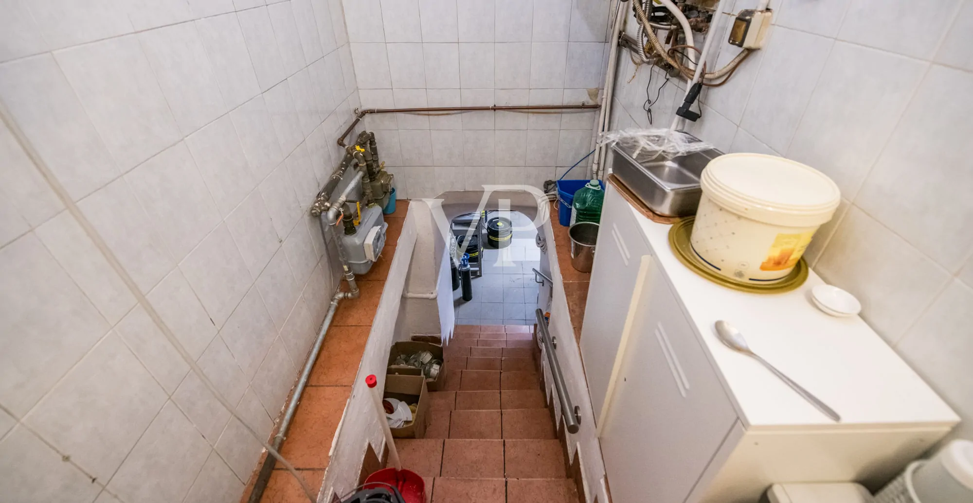 Geschäft mit zwei Fenstern in der Viale Monte Nero