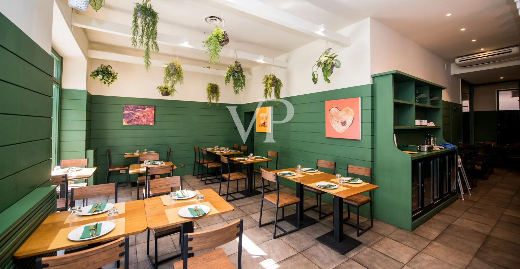 Geschäft mit zwei Fenstern in der Viale Monte Nero