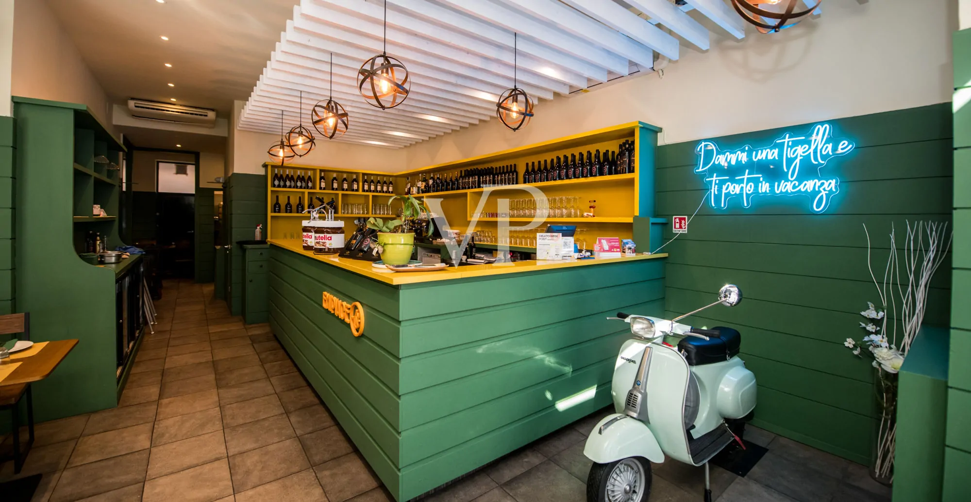 Geschäft mit zwei Fenstern in der Viale Monte Nero