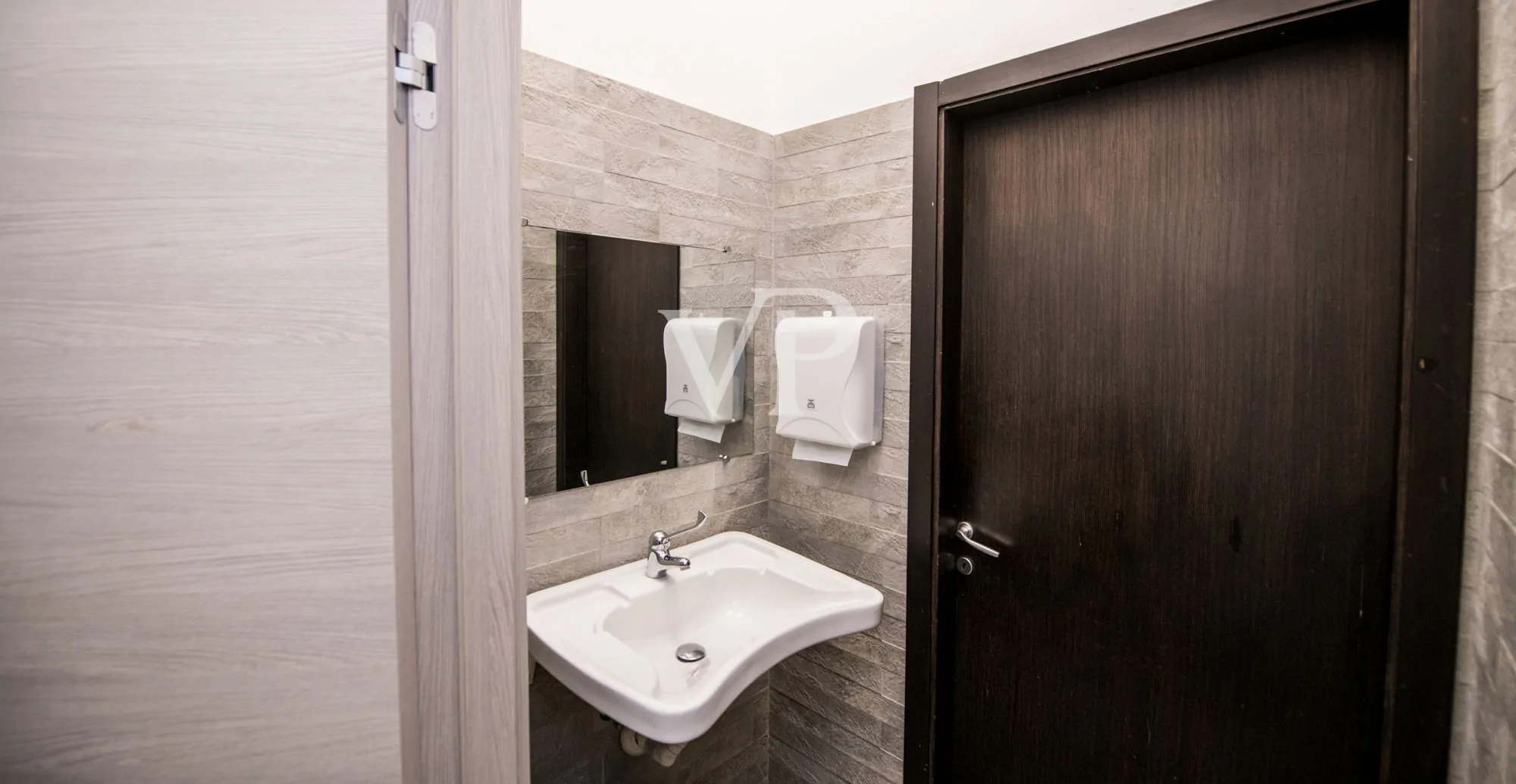 Geschäft mit zwei Fenstern in der Viale Monte Nero