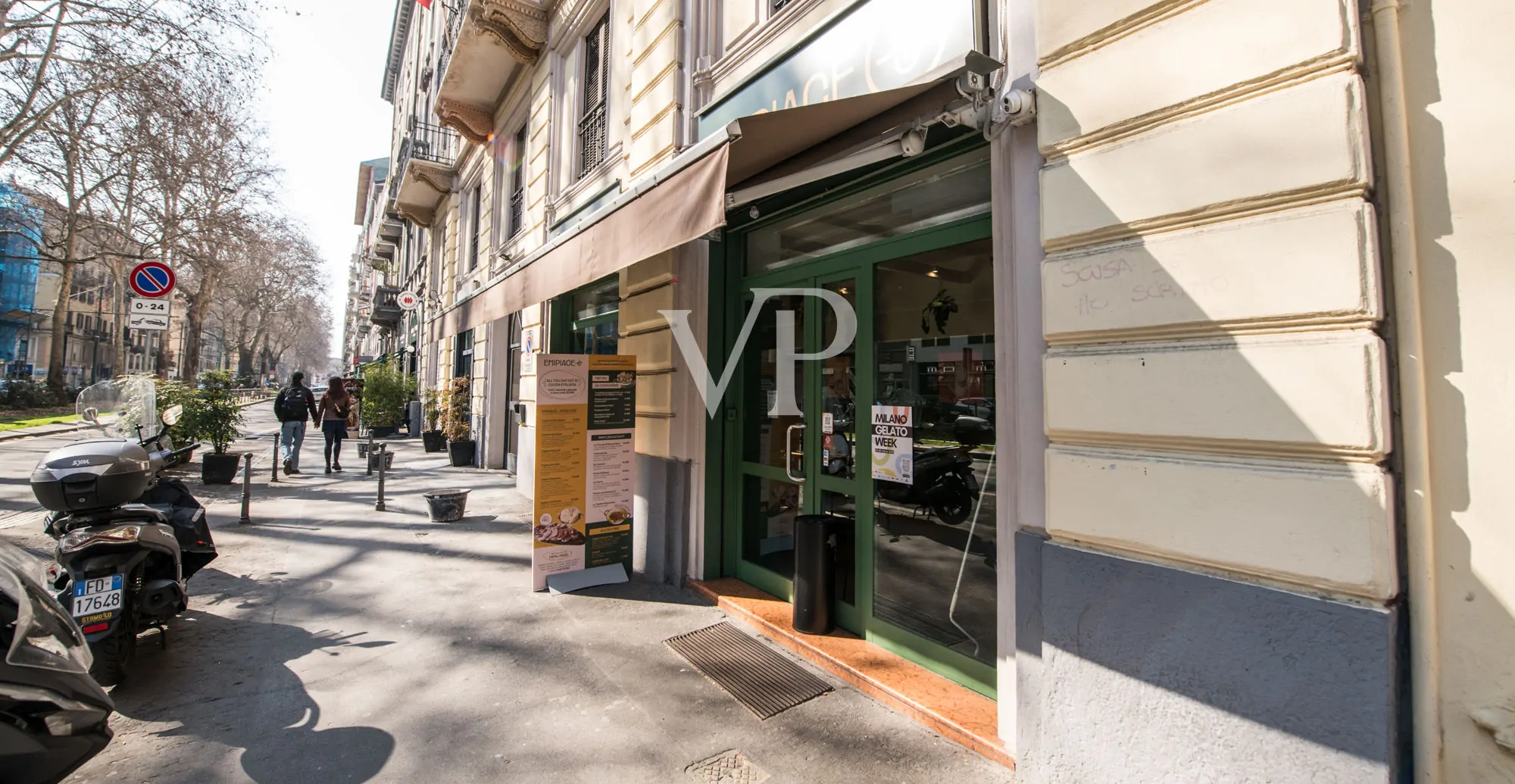 Geschäft mit zwei Fenstern in der Viale Monte Nero