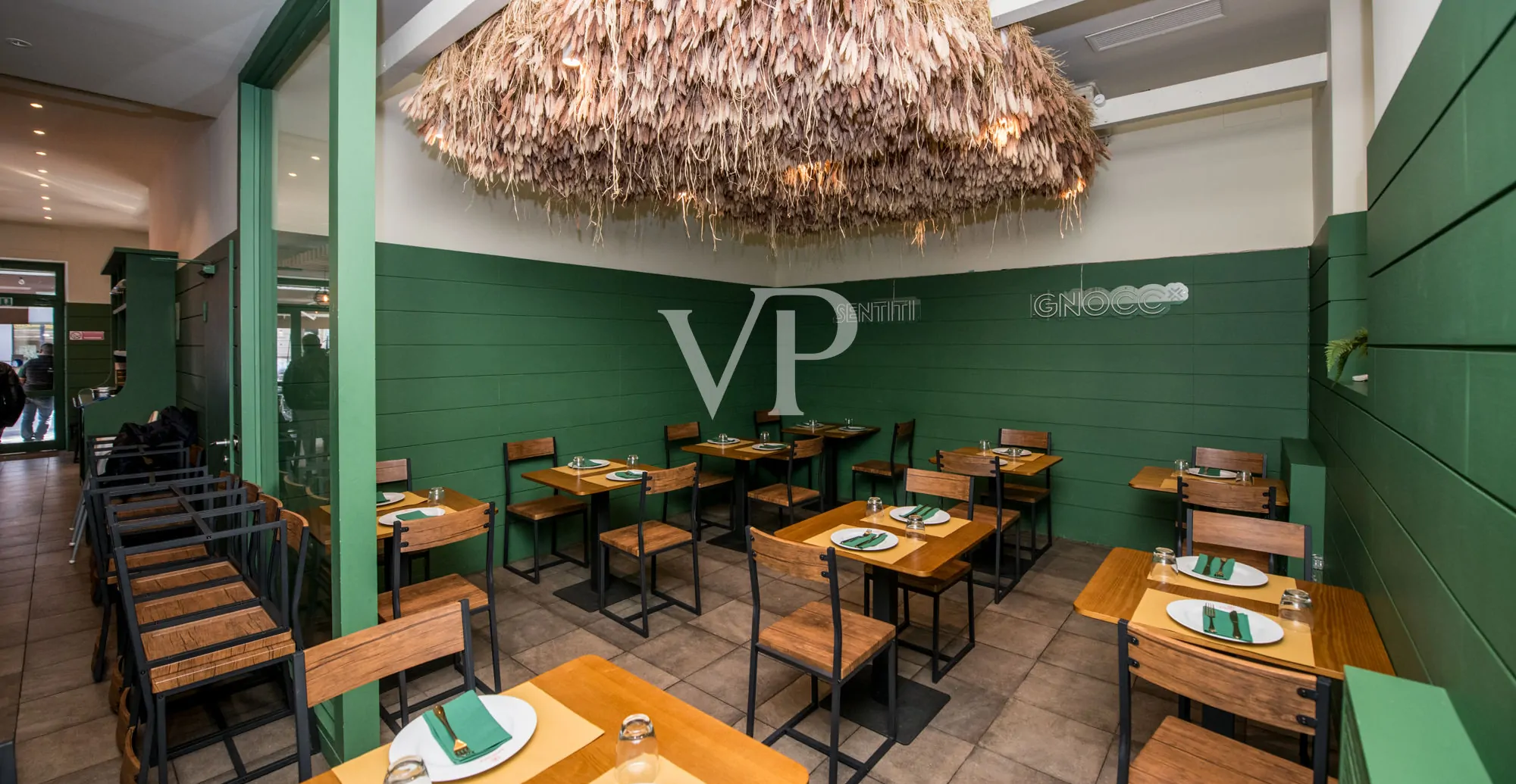 Geschäft mit zwei Fenstern in der Viale Monte Nero