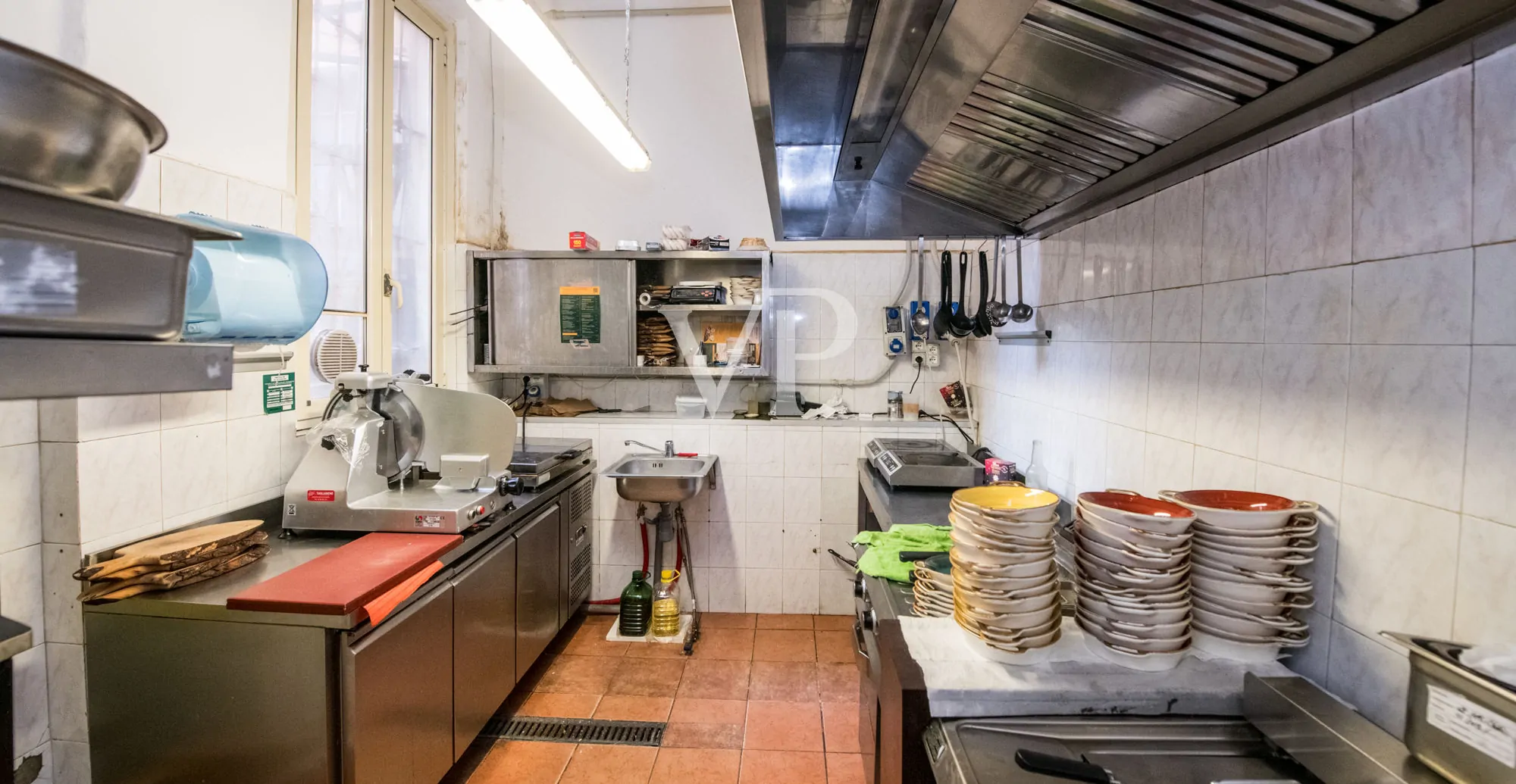 Geschäft mit zwei Fenstern in der Viale Monte Nero