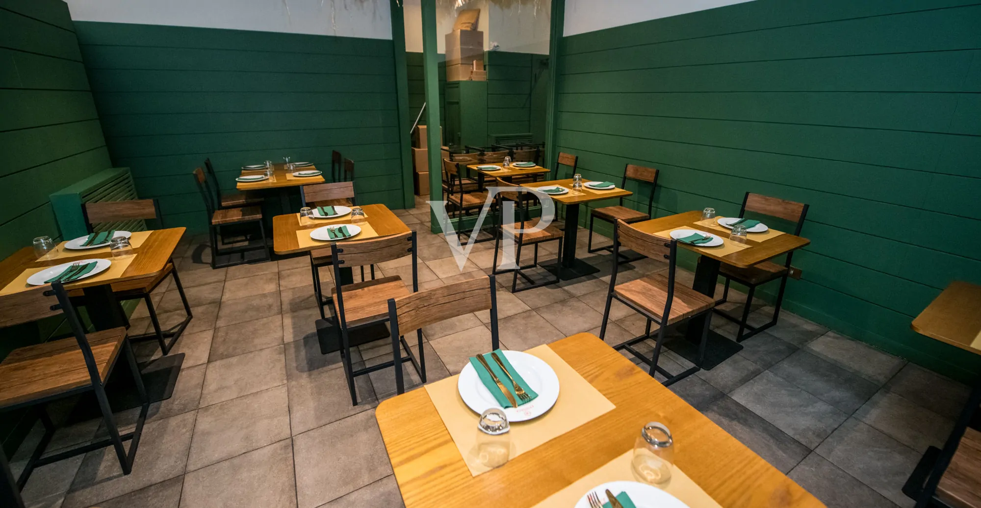 Geschäft mit zwei Fenstern in der Viale Monte Nero