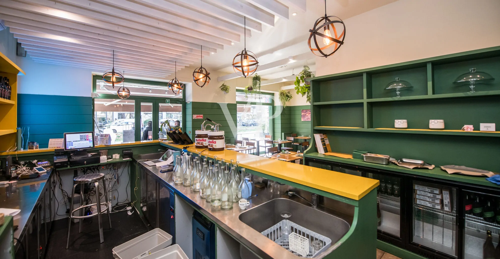 Geschäft mit zwei Fenstern in der Viale Monte Nero