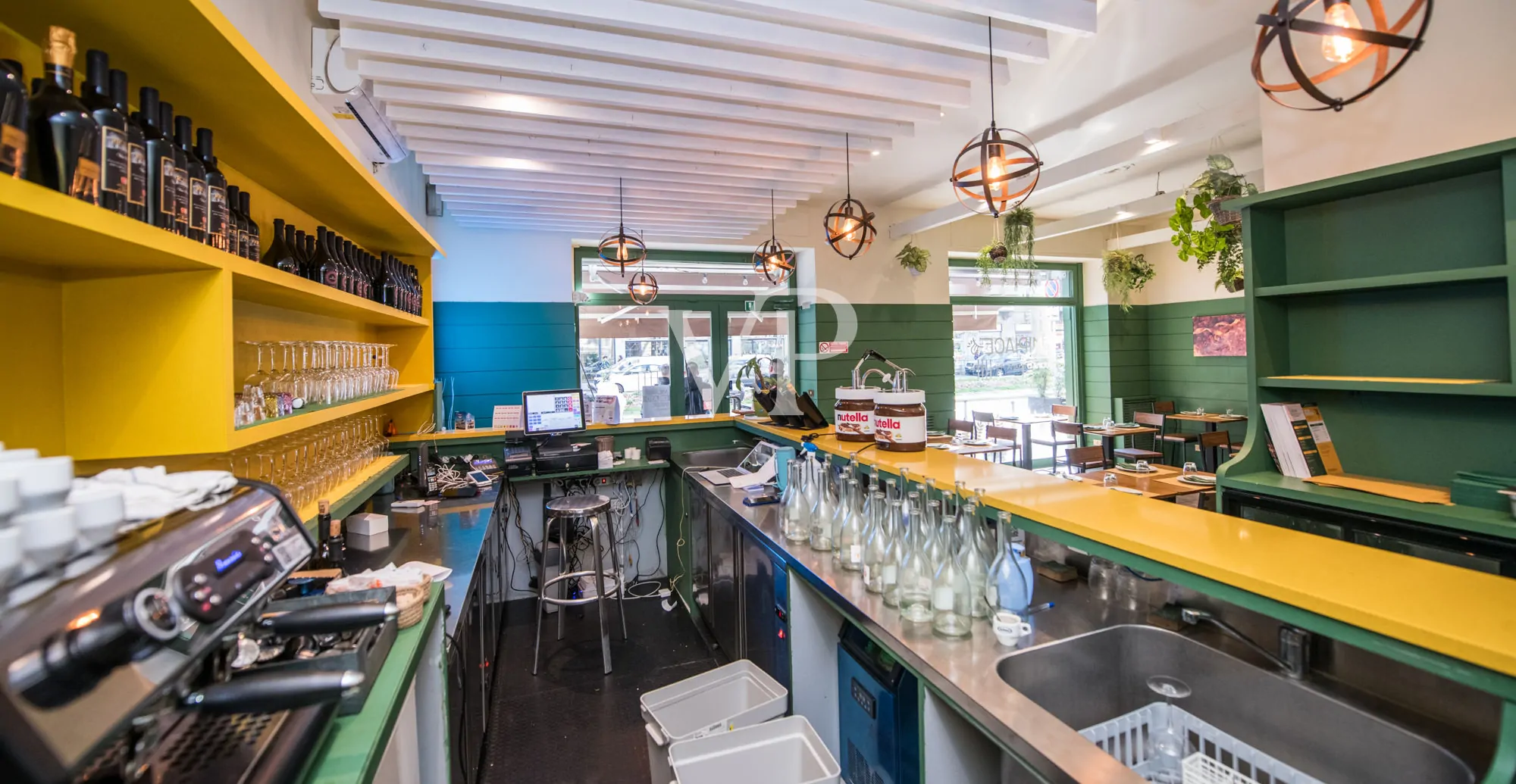 Geschäft mit zwei Fenstern in der Viale Monte Nero