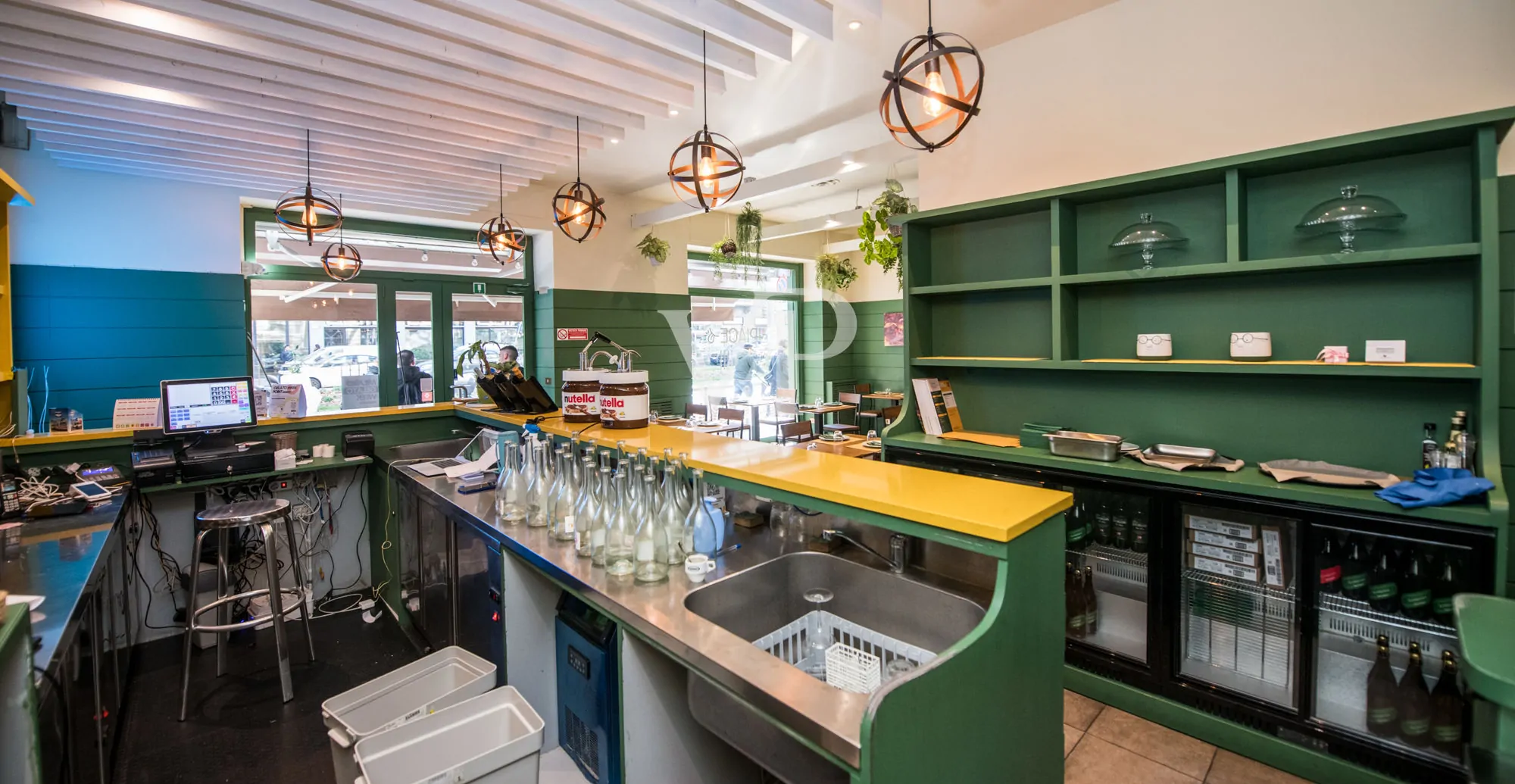 Geschäft mit zwei Fenstern in der Viale Monte Nero